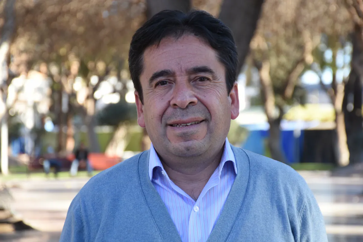 Miguel Vargas Correa, Gobernador Regional de Atacama, en una plaza.